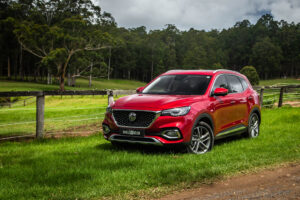 2021 MG HS AWD Essence: red front angle